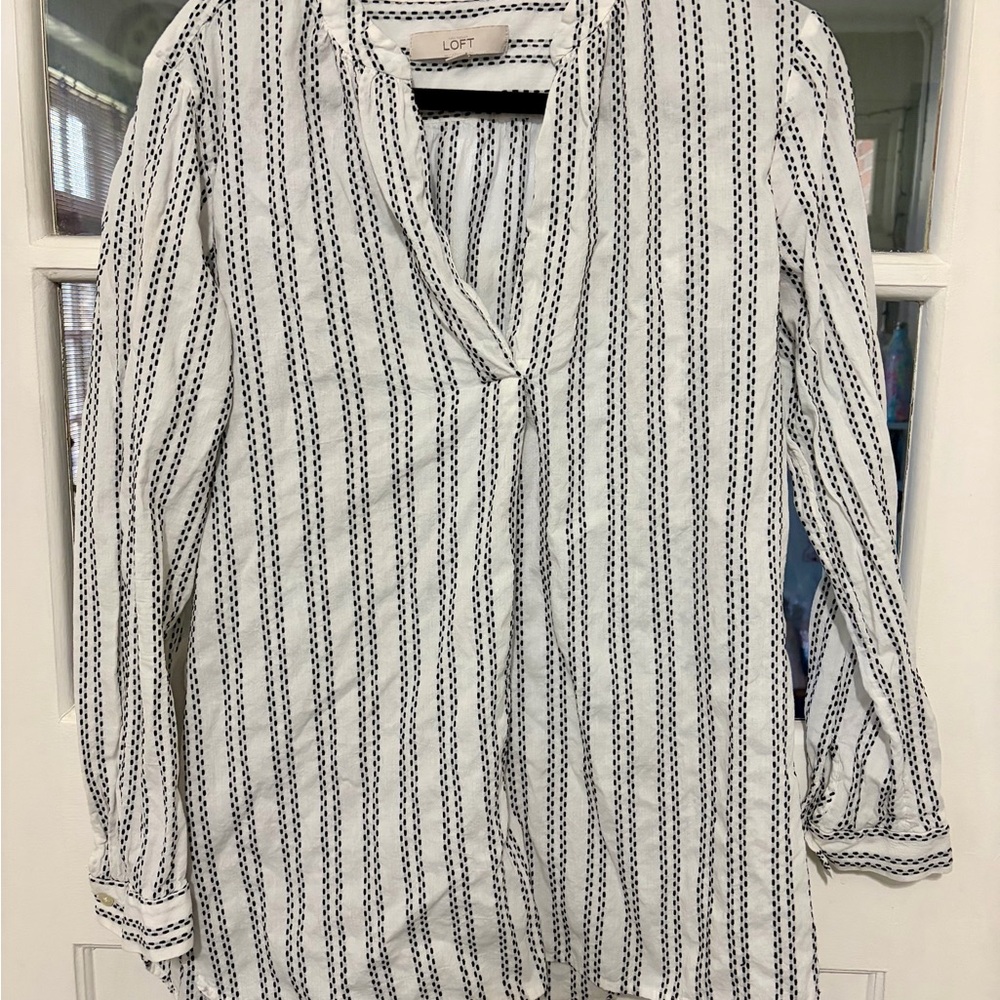 LOFT Women's Navy and White Patterned Blouse